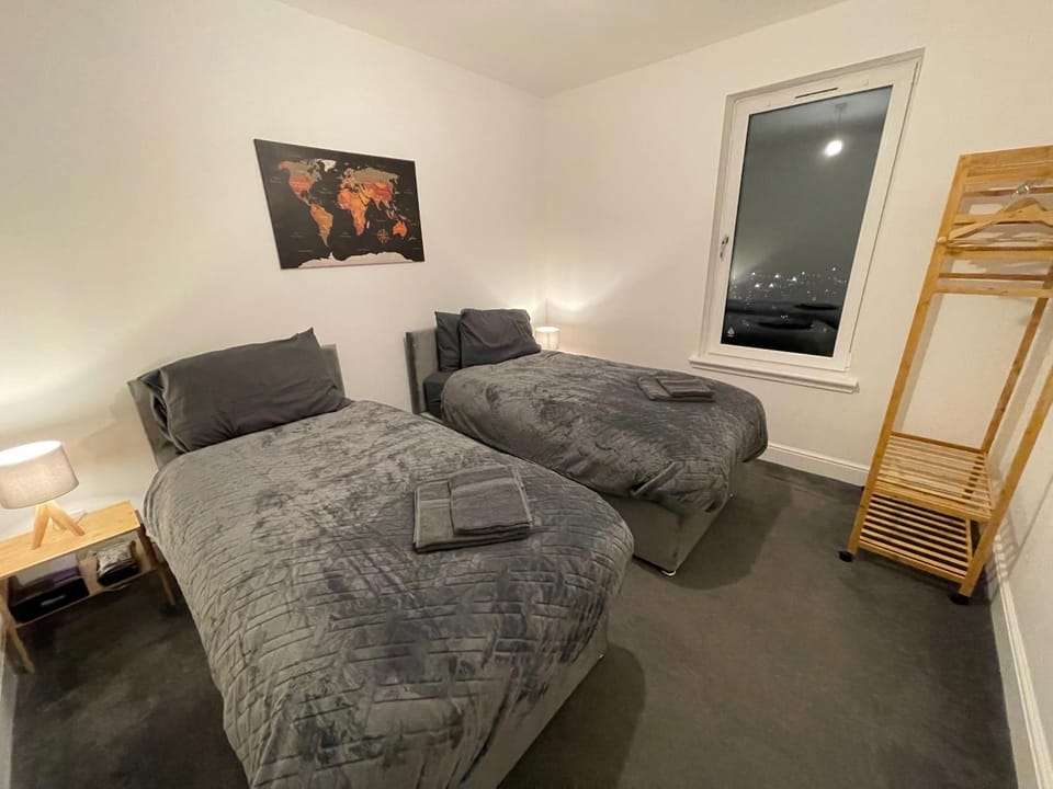 3 Bedroom Apartment - Glasgow Warriston St - Sleeps 5 - Contractors, Business & Relocations - Free Parking Apartment in Glasgow