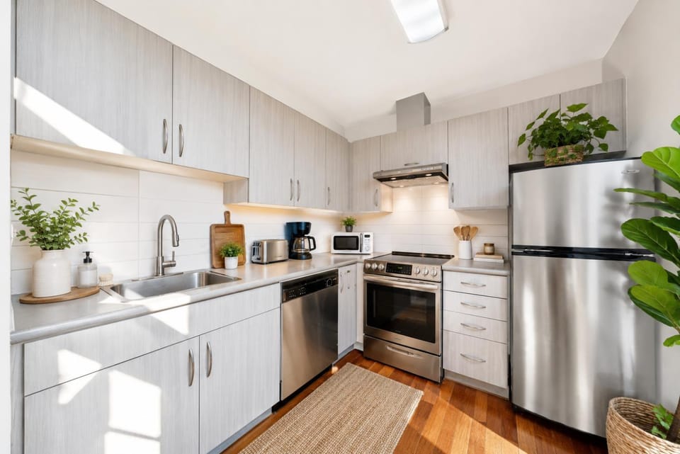 Stylish 1 Bedroom Steps from Gastown and Waterfront Apartment in Vancouver