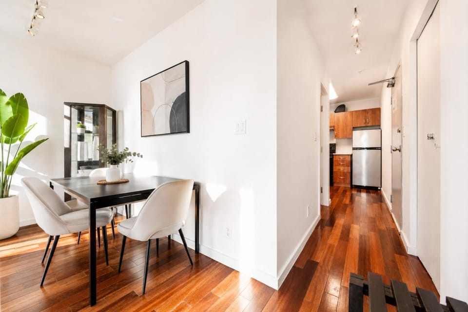 Stylish 1 Bedroom Steps from Gastown and Waterfront Apartment in Vancouver
