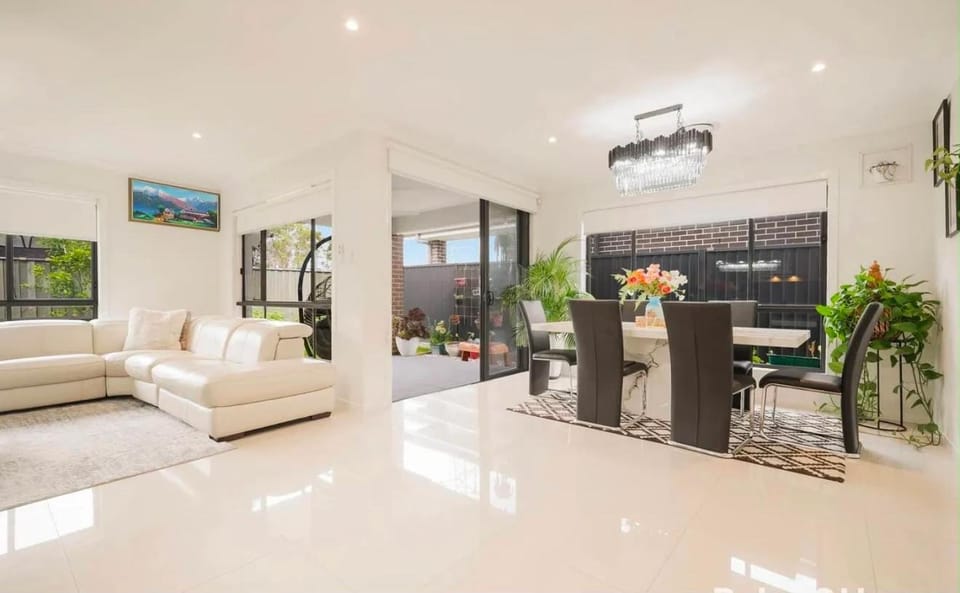 Spacious 5BR Home with Premium Comfort Bed and Breakfast in Sydney