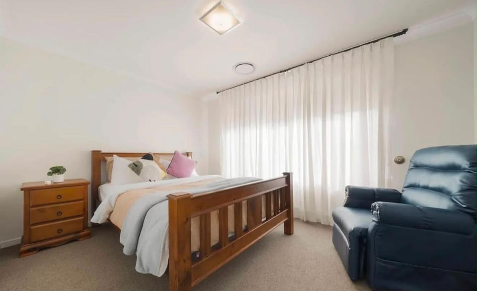Spacious 5BR Home with Premium Comfort Bed and Breakfast in Sydney