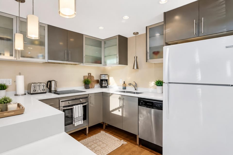 Kitchen or kitchenette, dishwasher, minibar, oven, stove, toaster