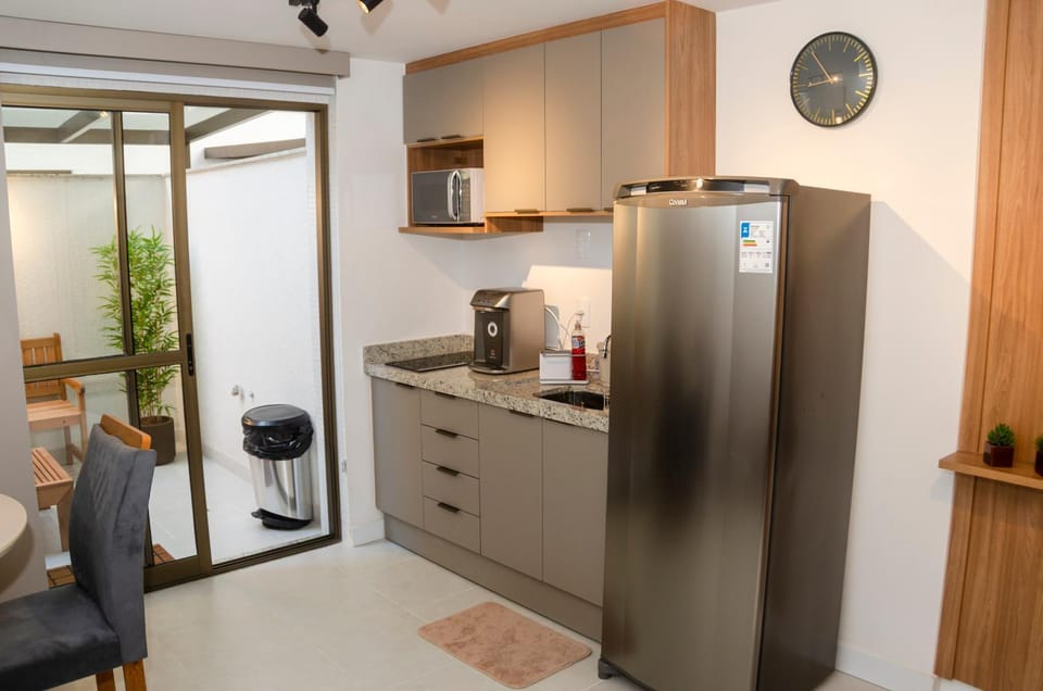Coffee/tea facilities, Kitchen or kitchenette, stove