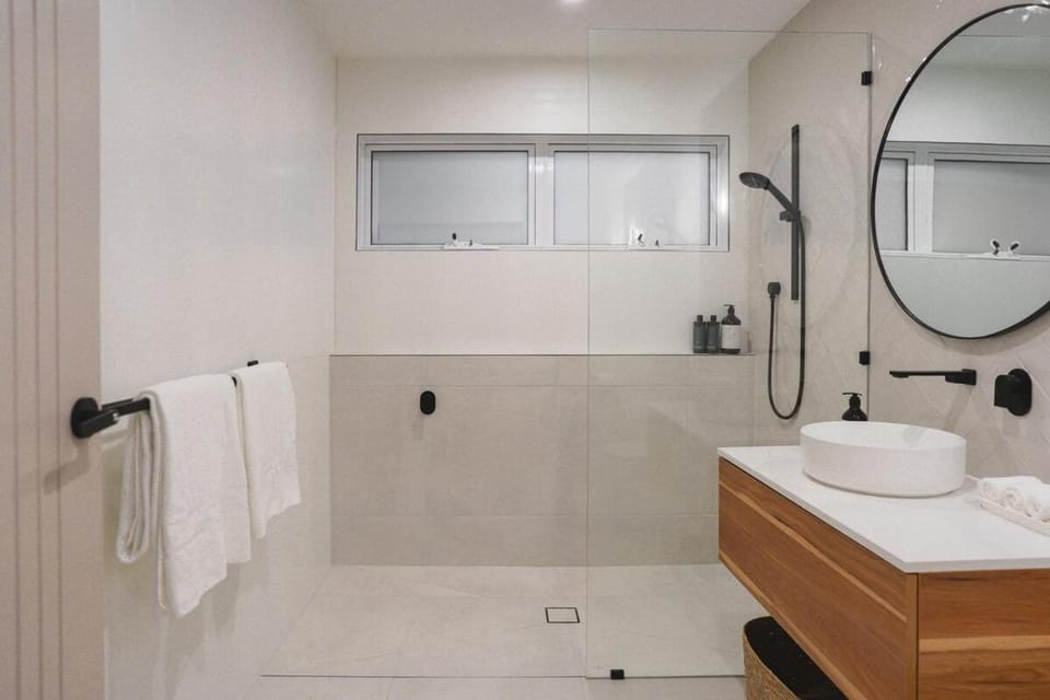 Mt View Newly Built Home w Queen Bed 5km CBD House in Glenorchy