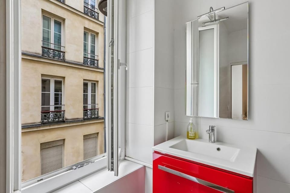 AIR CONDITIONER Spacious Studio in the heart of St Germain Apartment in Paris