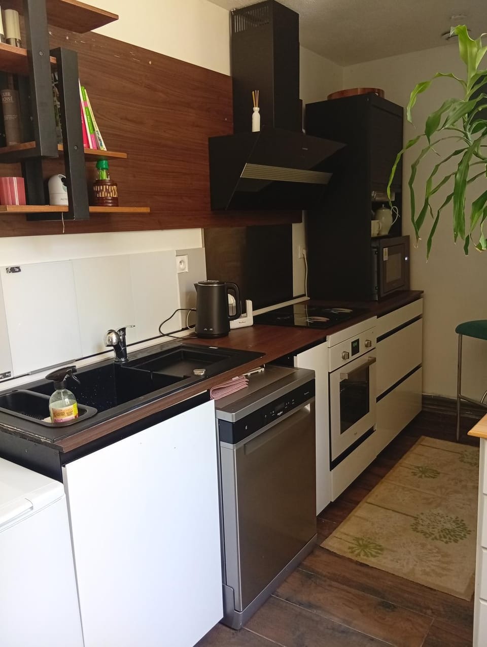 Breakfast, dishwasher, stove