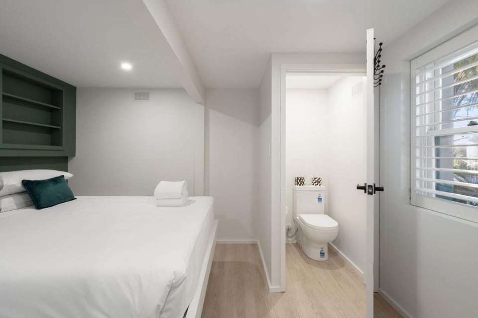 Freshwater Coastal Nook Walk to Beach & Cafes Apartment in Sydney