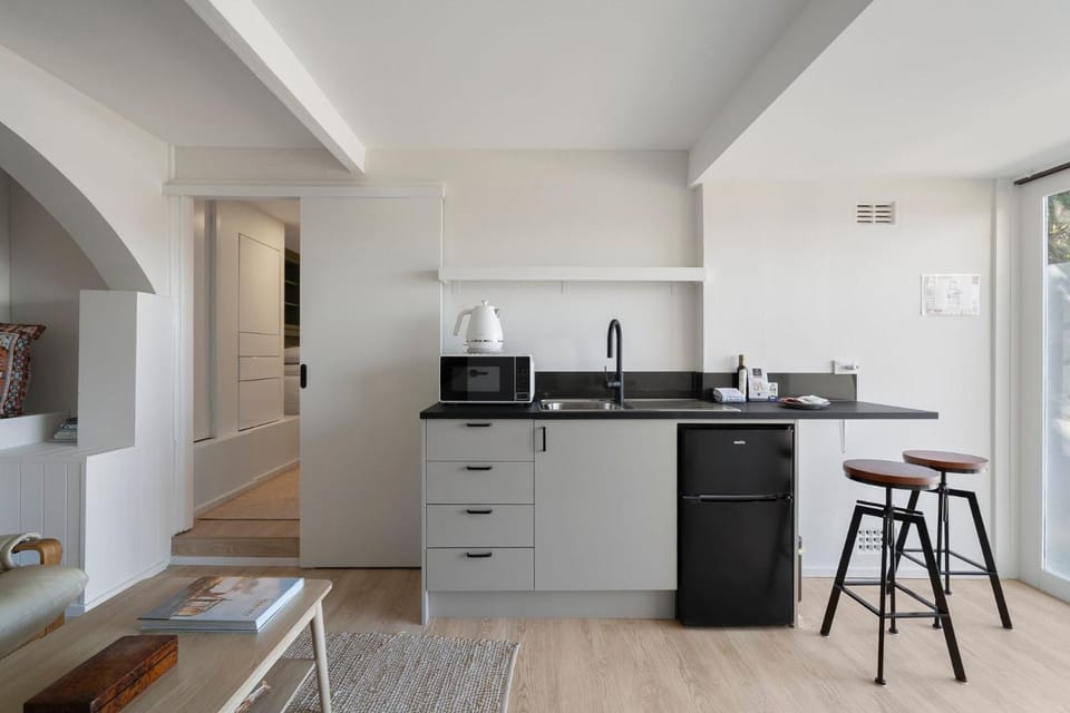 Freshwater Coastal Nook Walk to Beach & Cafes Apartment in Sydney