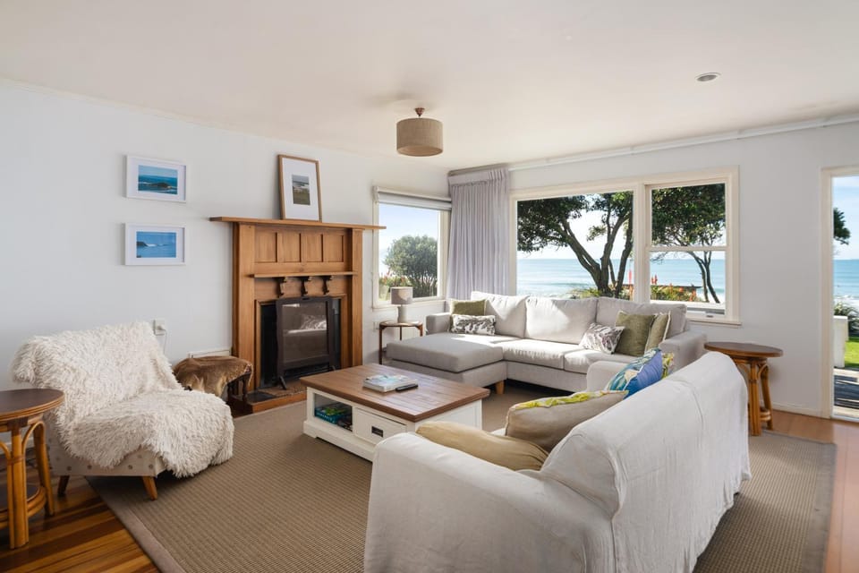 On the Dunes - Beachfront Kiwi bach House in Gisborne