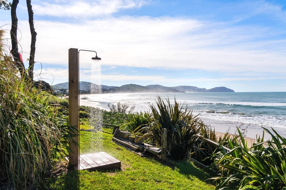 On the Dunes - Beachfront Kiwi bach House in Gisborne