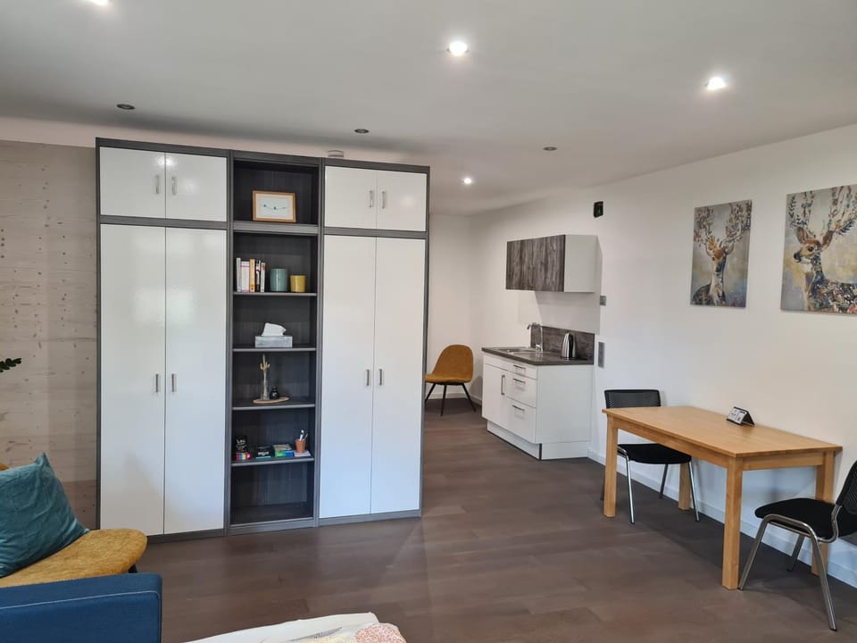 Kitchen or kitchenette, Seating area, Dining area