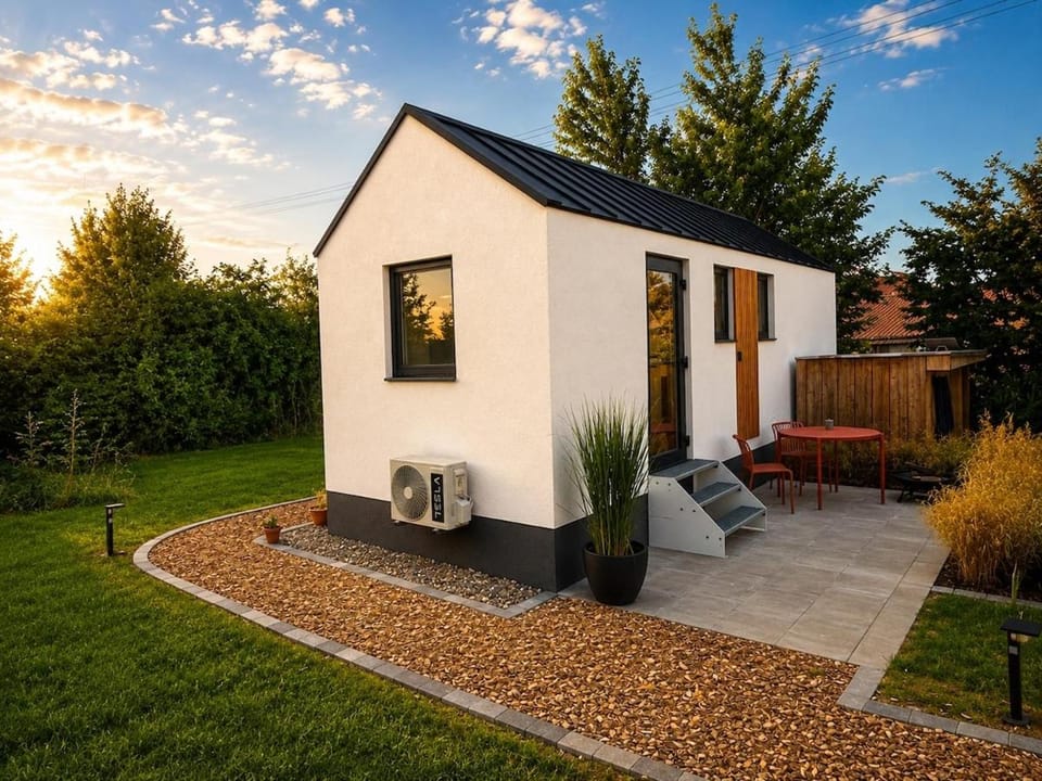 Property building, Patio, Spring, Day, Garden, Garden view