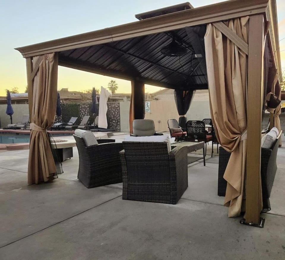 NEW Pool Gym Resort Village Central to PHX Tempe Scottsdale and Sky Harbor Bed and Breakfast in Phoenix