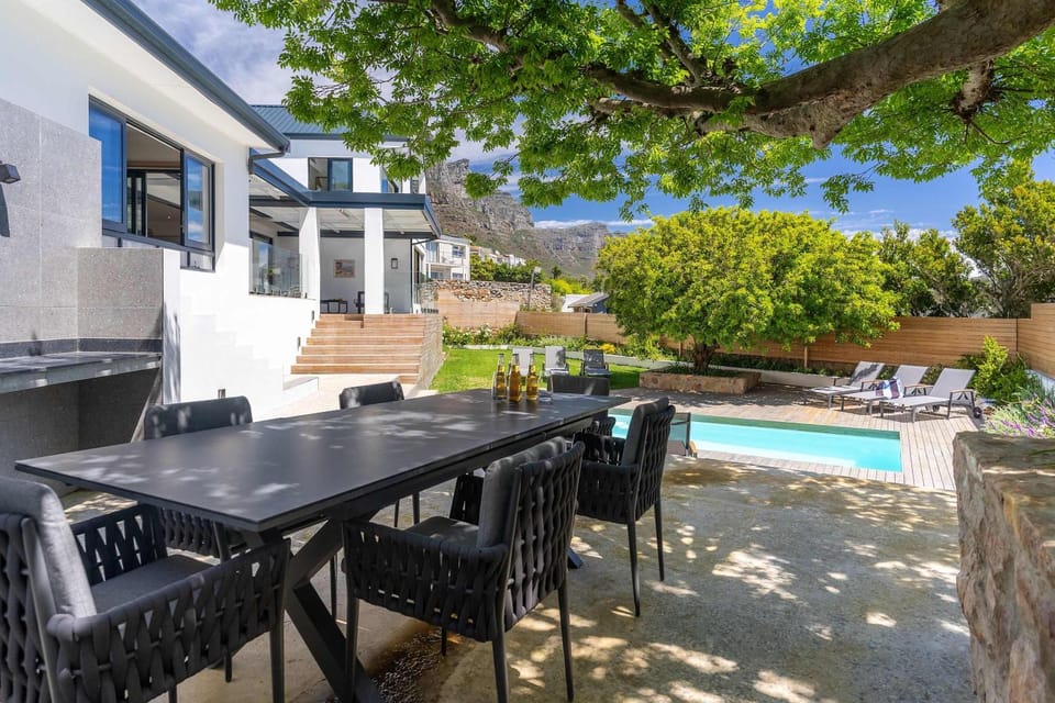 Crystal Bay Villa - Pool Views & Luxury Living House in Camps Bay