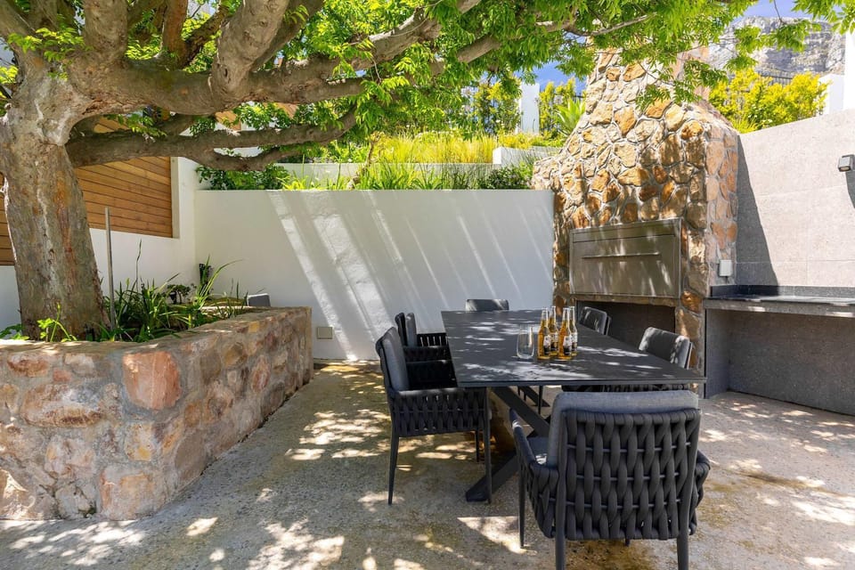 Crystal Bay Villa - Pool Views & Luxury Living House in Camps Bay