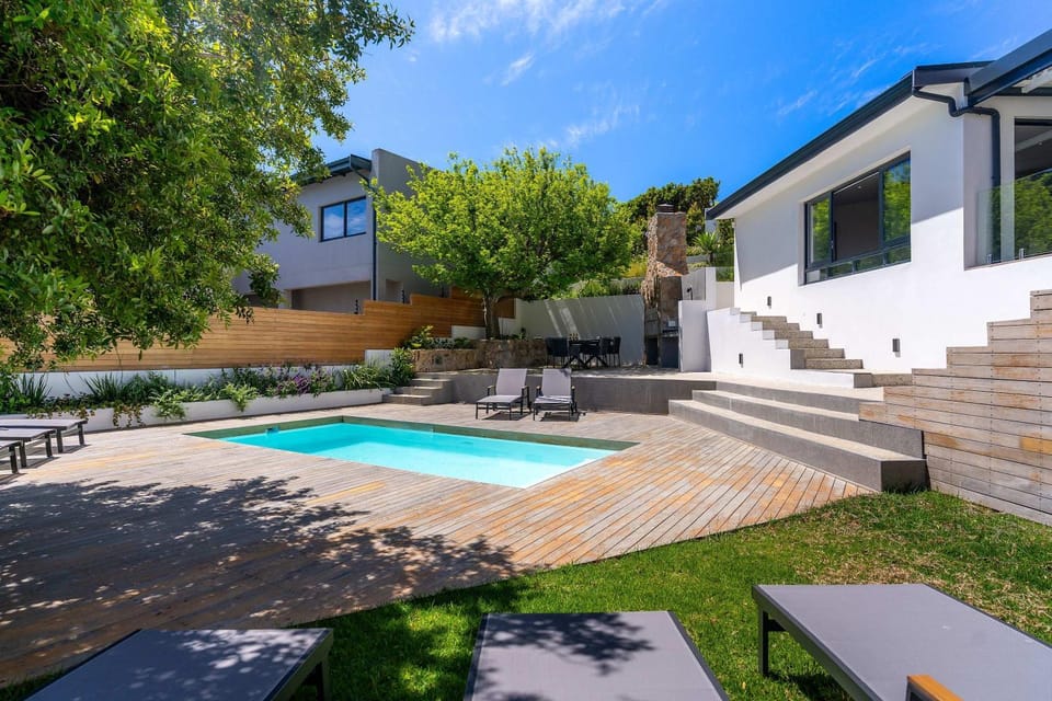 Crystal Bay Villa - Pool Views & Luxury Living House in Camps Bay