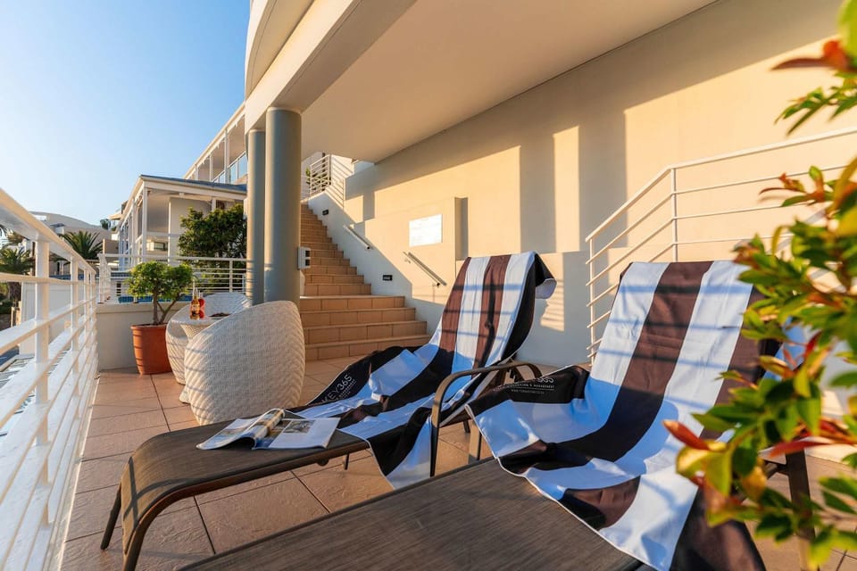 Sunset Azure Villa - Sea Views Sleeps 14 2 Pools House in Camps Bay