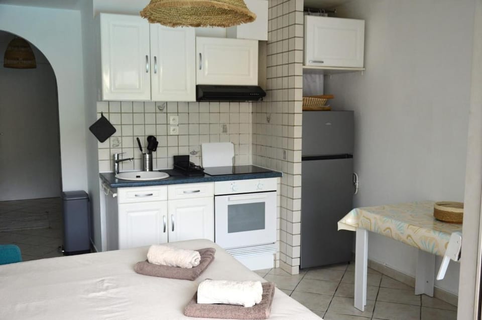 Joli T2 vue sur piscine pour 4, terrasse, parking, Beausset Apartment in Le Beausset