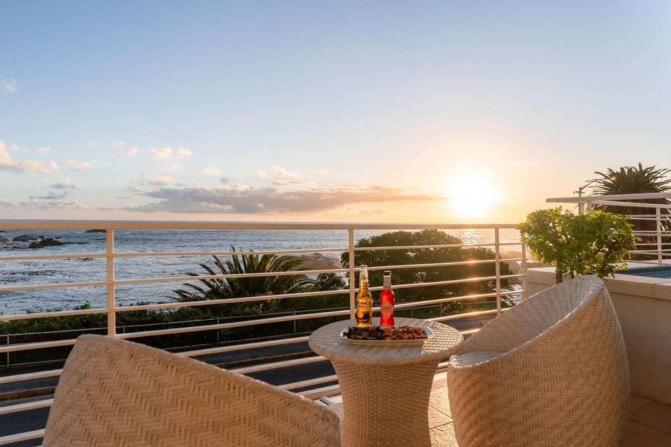 Sunset Azure Studio - Pool Views 2 min to beach House in Camps Bay
