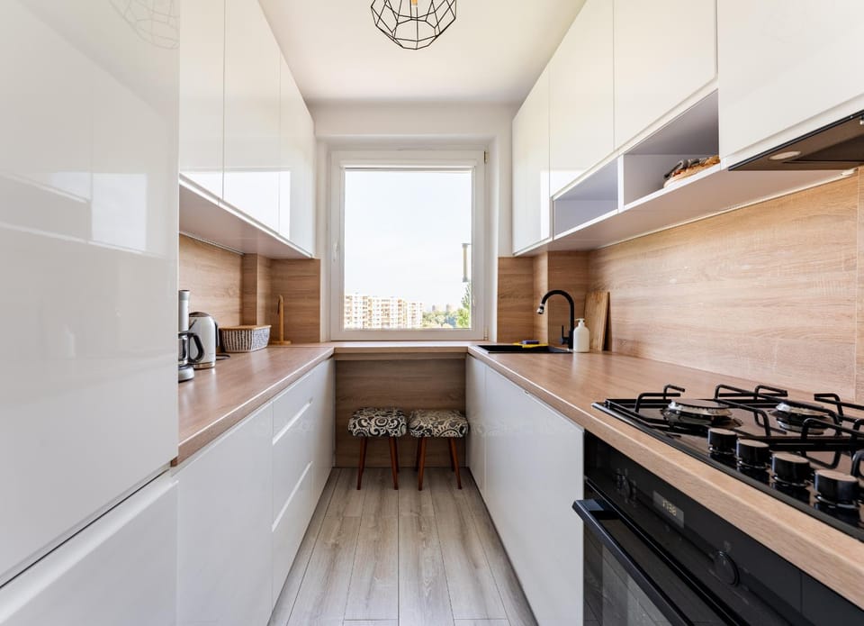 Coffee/tea facilities, Kitchen or kitchenette, stove