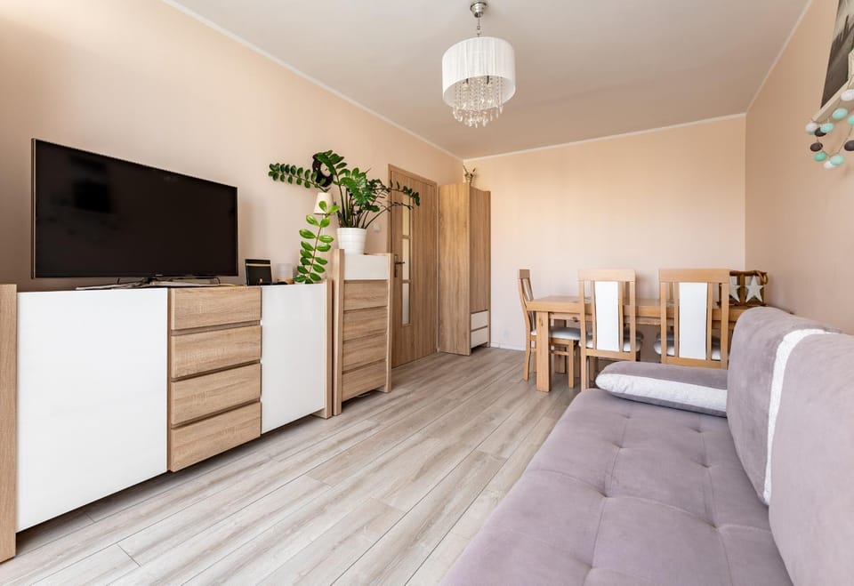 Communal lounge/ TV room, TV and multimedia, Living room, Seating area, Dining area, Evening entertainment