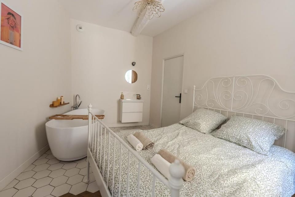 Bed, Photo of the whole room, Bedroom