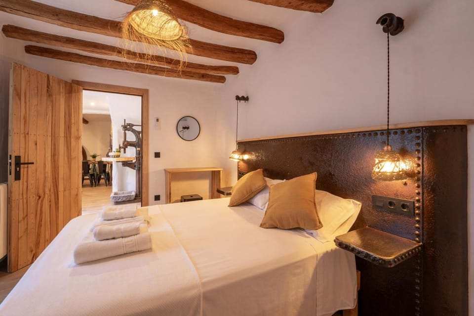 Bed, Photo of the whole room, Bedroom, towels, wardrobe