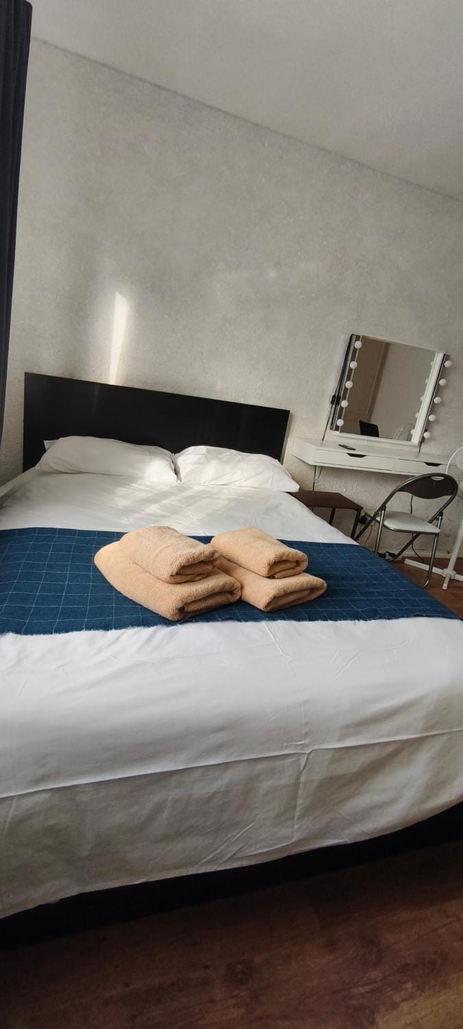 Spacious Double Room with Shared Bathroom Bed and Breakfast in Wembley