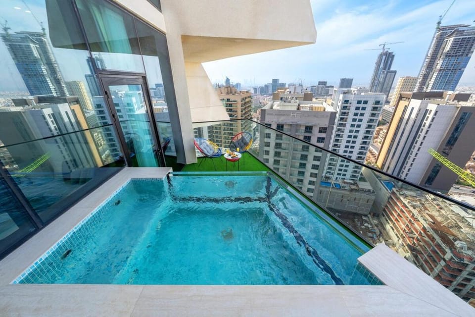 Day, Swimming pool