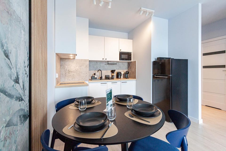 Coffee/tea facilities, Kitchen or kitchenette, Dining area, microwave, stove