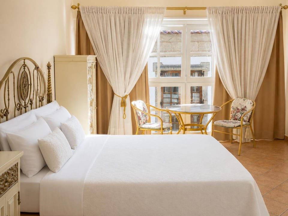 Bed, Living room, Photo of the whole room, Seating area, Bedroom