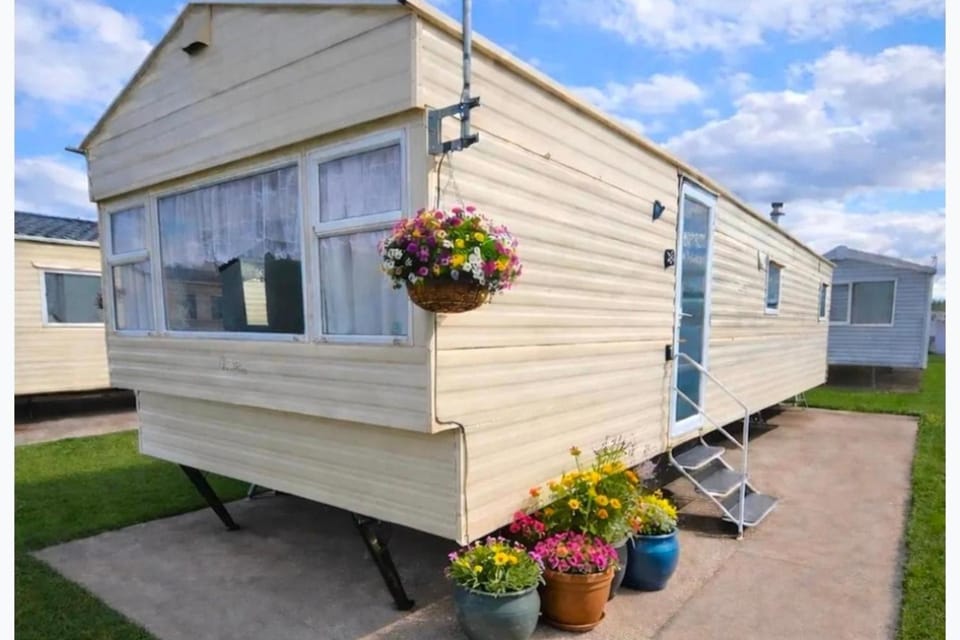2 Bedroom Caravan Tuscany Sleeps 6 - Pets House in Rhyl