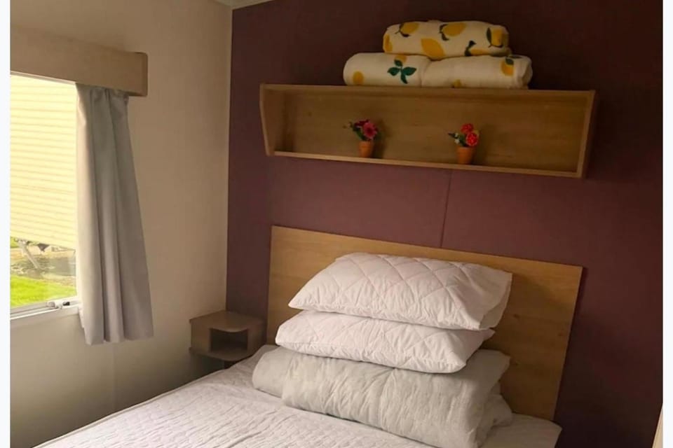 2 Bedroom Caravan Tuscany Sleeps 6 - Pets House in Rhyl