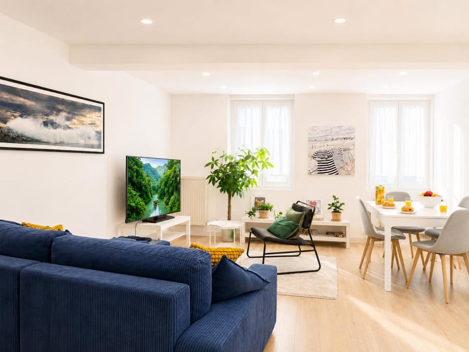 Day, TV and multimedia, Living room, Seating area, Dining area, internet