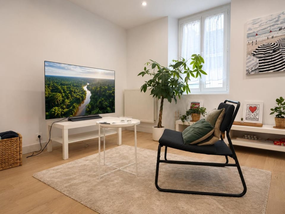 Day, TV and multimedia, Living room, Seating area