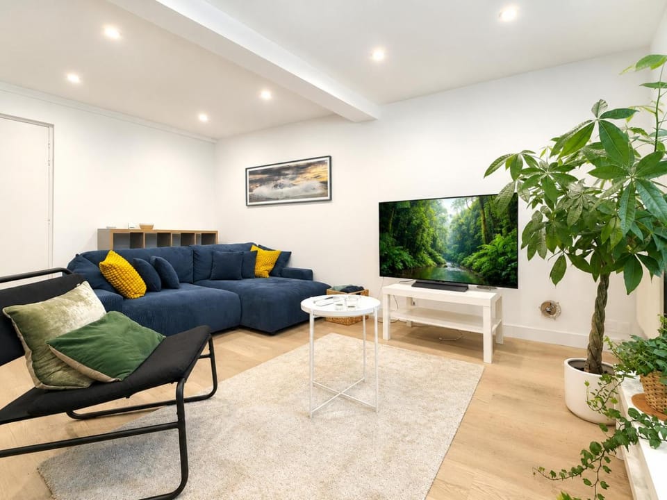 Day, TV and multimedia, Living room, Seating area, internet