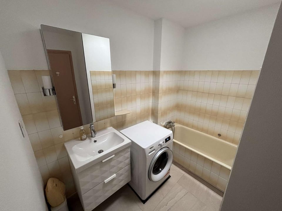Bathroom, Bath, washing machine