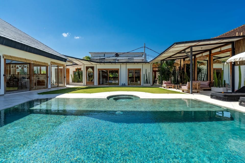 Property building, Day, Pool view, Swimming pool, sunbed