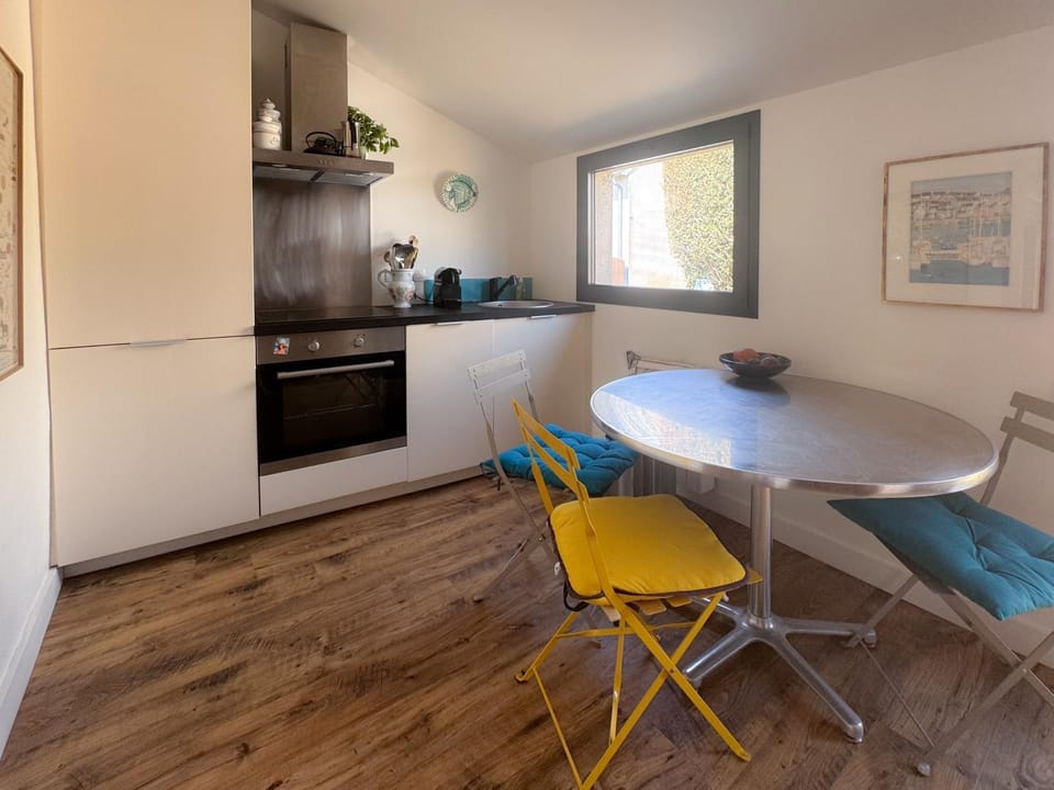 Property building, Kitchen or kitchenette, Living room