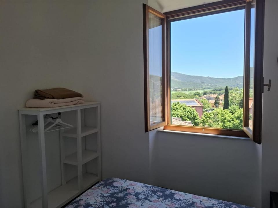 Bed, Natural landscape, Photo of the whole room, Bedroom