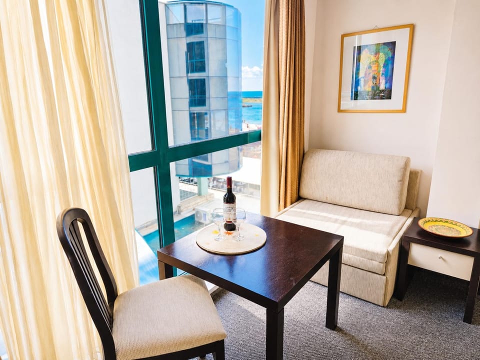 Bed, Seating area, Dining area