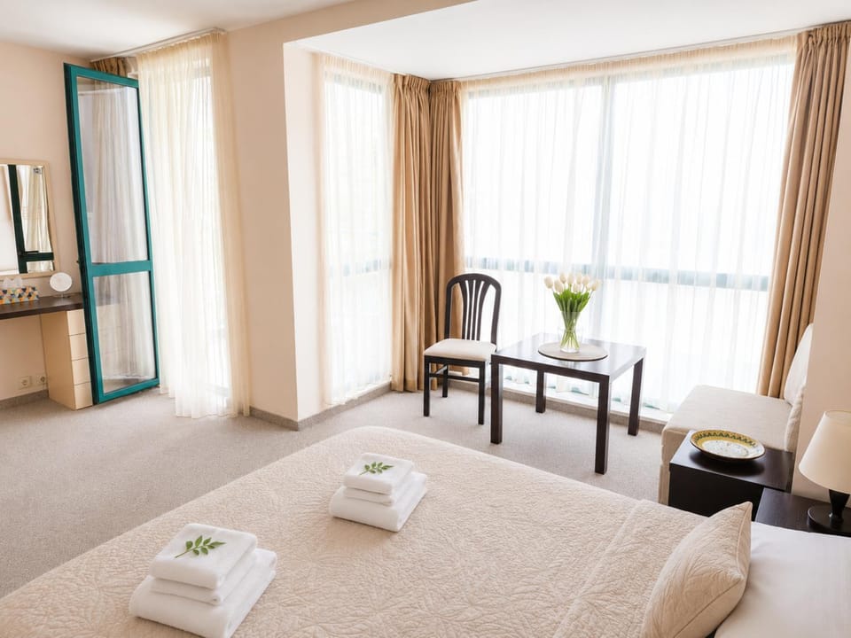 Bed, Photo of the whole room, Seating area, towels