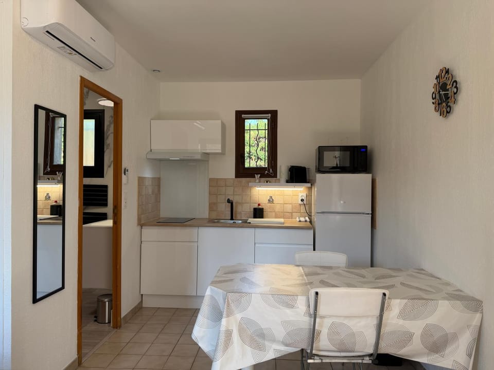 Kitchen or kitchenette, Dining area, stove