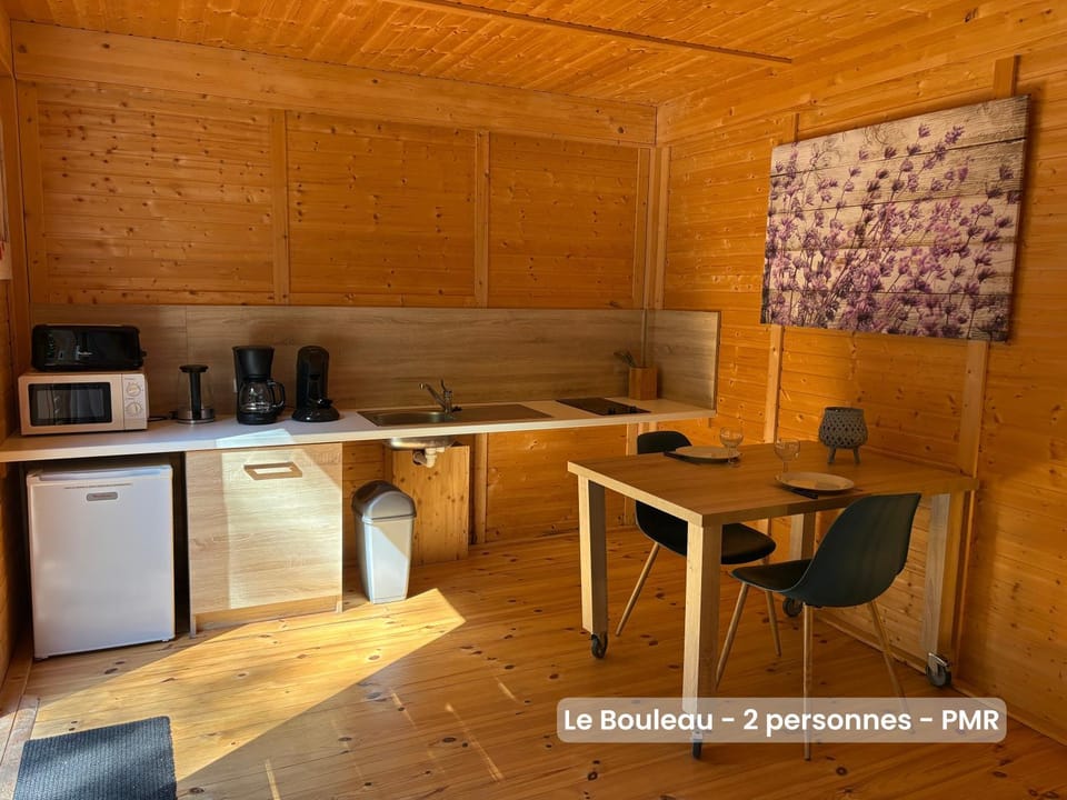 Chalets indépendants 5 personnes et 2 personnes accès PMR en pleine nature, climatisés Proche du Puy duFou Chalet in Pays de la Loire