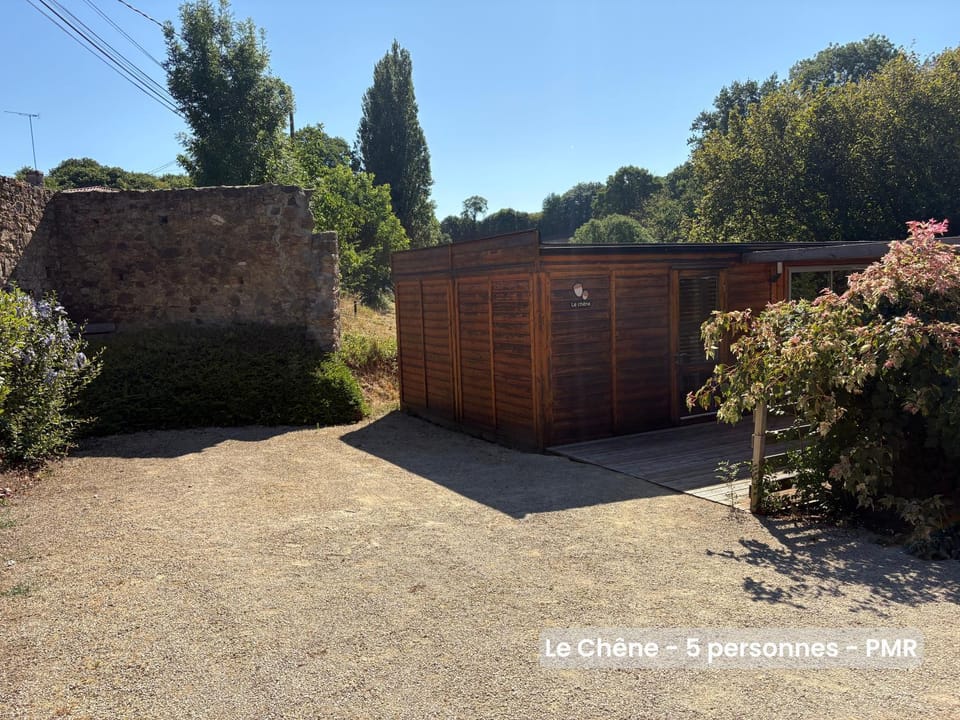 Chalets indépendants 5 personnes et 2 personnes accès PMR en pleine nature, climatisés Proche du Puy duFou Chalet in Pays de la Loire