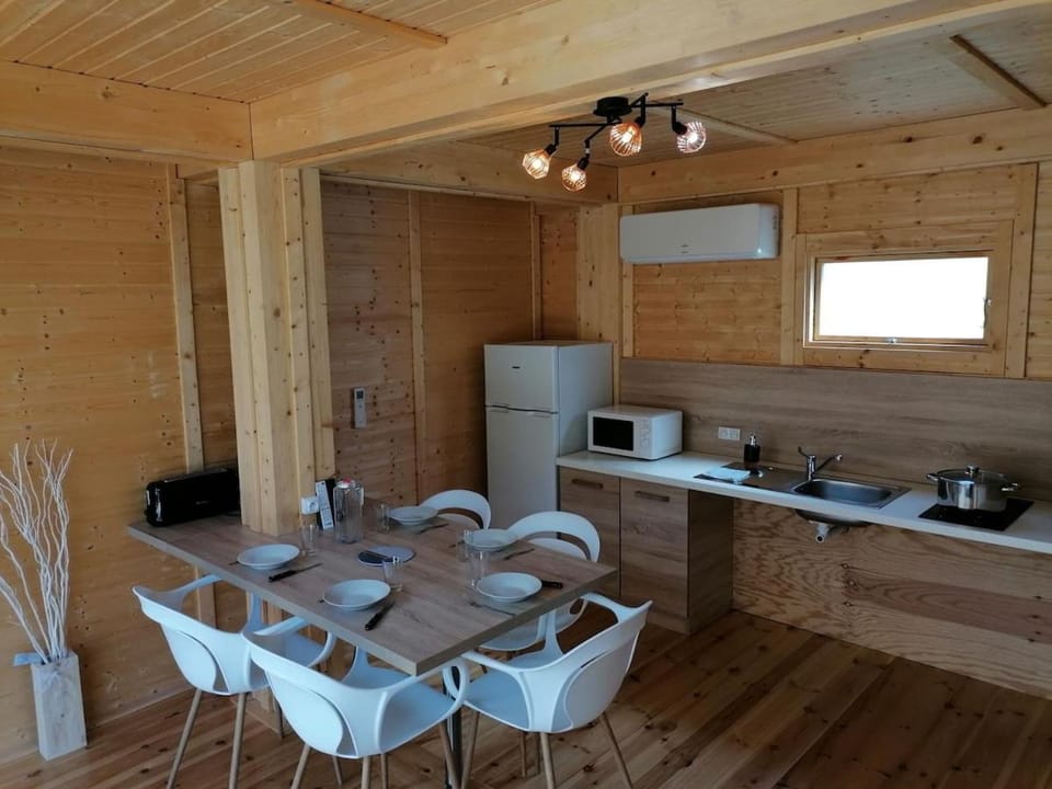 Chalets indépendants 5 personnes et 2 personnes accès PMR en pleine nature, climatisés Proche du Puy duFou Chalet in Pays de la Loire