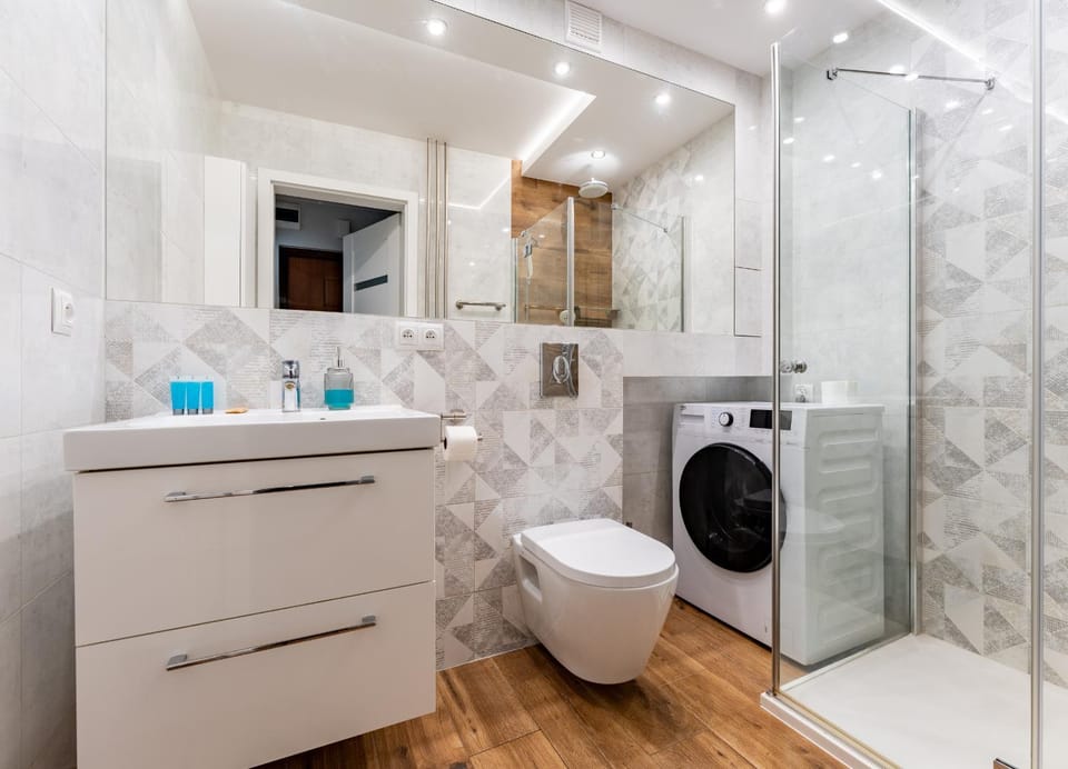 Shower, Toilet, Bathroom, towels, washing machine
