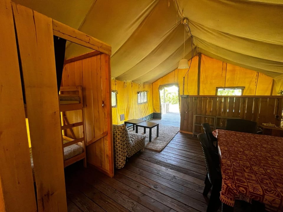 Photo of the whole room, Dining area