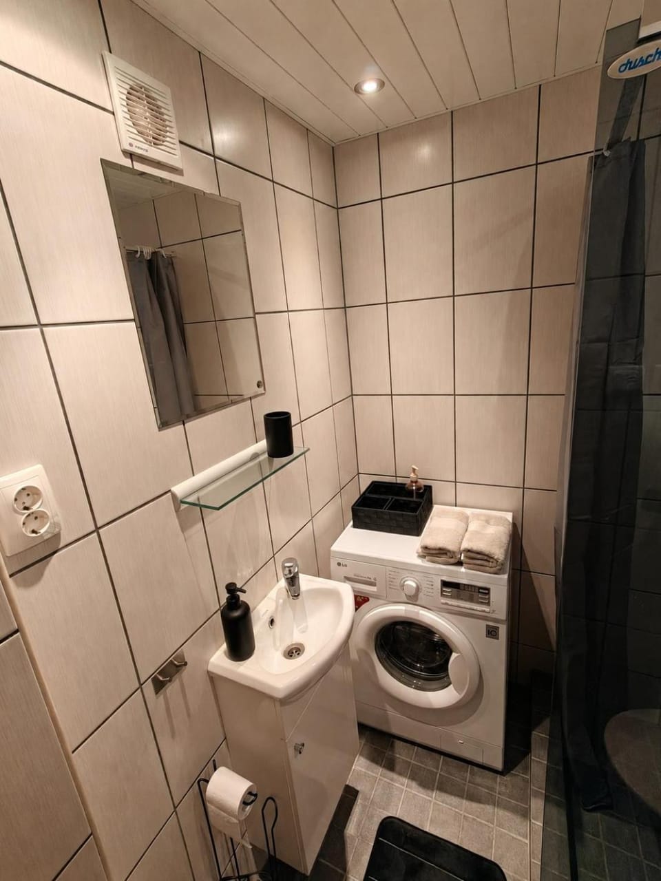 Toilet, Bathroom, towels, washing machine