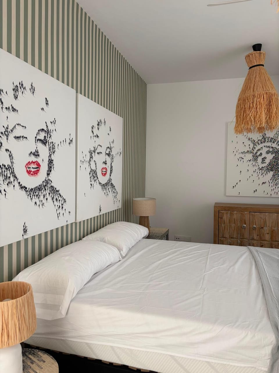 Bed, Photo of the whole room, Decorative detail, Bedroom